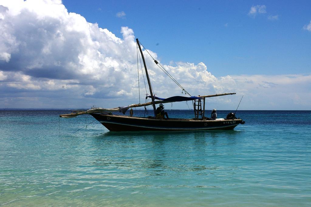 Kipepeo Beach And Village Dar es Salaam Bagian luar foto